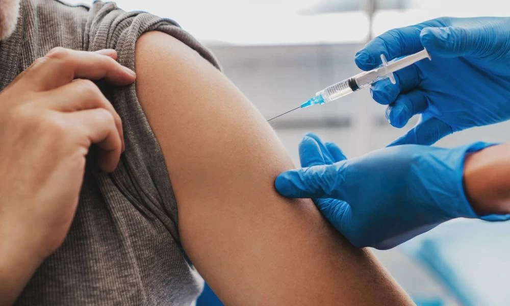 ΠΟΕΔΗΝ: Κάνω έκκληση στους υγειονομικούς να εμβολιαστούν